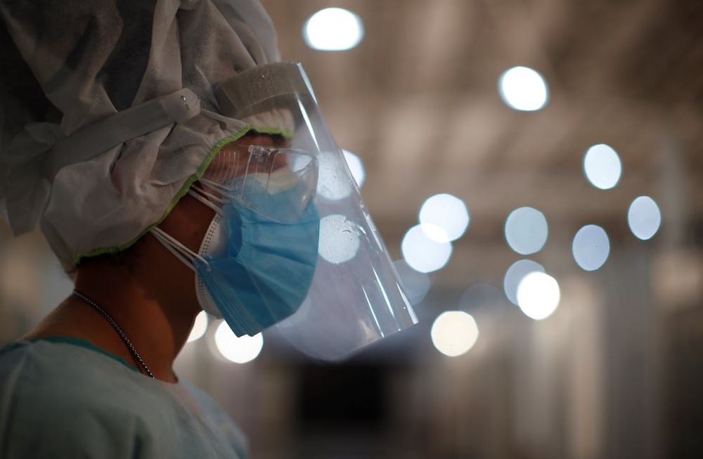 Una trabajador social en Tecnopolis, que ha sido reutilizado como refugio para poner en cuarentena a pacientes con COVID-19 que están asintomáticos o tienen síntomas leves. AP