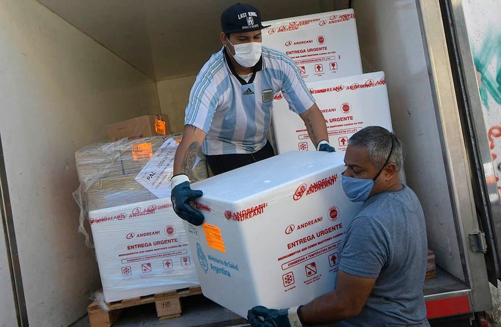 Finalmente ayer arribó a la provincia la carga 35.000 vacunas de AstraZeneca, provenientes del Fondo Covax. / Foto: Orlando Pelichotti