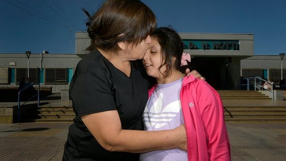 Mirian Ortiz (62) adoptó a Dana, con una discapacidad visual y daño cerebral Viven en departamento La Paz y viene a tratarse al Hospital Humberto NottiFoto: Orlando Pelichotti