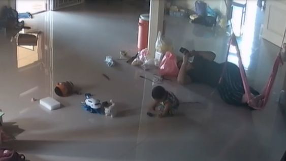 El pequeño no se percató de que la criatura venenosa se estaba acercando hacia él. Sin embargo, su madre sí vio al animal y salvó la vida de su hijo