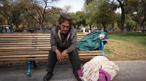 Pese a tener 35 discos grabados, Navarro vive en la plaza junto a dos indigentes. | Foto: Ignacio Blanco / Los Andes