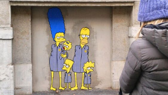 Realizadas con ocasión del Día de la Memoria, las pintadas de la célebre familia estadounidense creada por Matt Groening aparece con el piyama de rayas. Gentileza: Iton Gadol