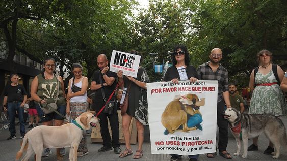 Defensores de animales realizaron una Protesta por el uso de pirotecnia en Peatonal Sarmiento y San Martín de Ciudad. Foto: Marcelo Rolland / Los Andes