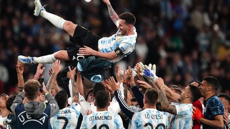 Una de Lionel Messi en el cielo de Londres, lanzado por sus compañeros en el 3-0 de Argentina sobre Italia en la Finalissima. (AP)