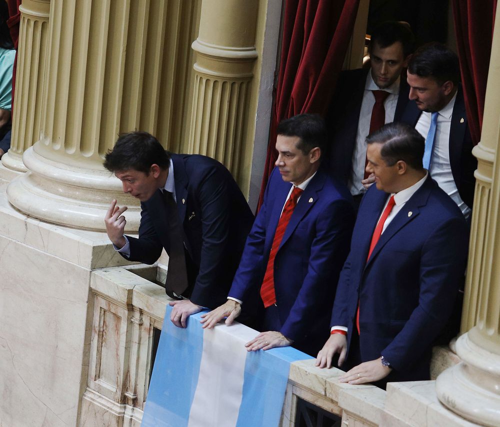 Santiago Caputo discute con el diputado Facundo Manes, durante el discurso del presidente Javier Milei, de inauguración de las sesiones ordinarias