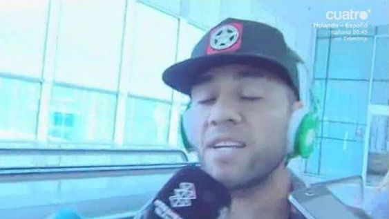 Un crack: mirá como Dani Alves roba el micrófono y se pone a cantar