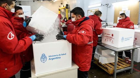 El Ministerio de Salud comenzó hoy con el proceso de distribución de 799.000 vacunas de Oxford/AstraZeneca que arribaron esta mañana al Aeropuerto Internacional de Ezeiza provenientes de Ámsterdam como parte del mecanismo COVAX.