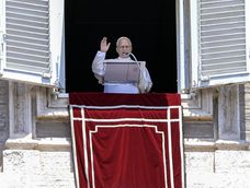 El Papa León XIV reza el Ángelus desde la ventana de su despacho con vistas a la Plaza de San Pedro, en la Ciudad del Vaticano, el 6 de julio de 2025.