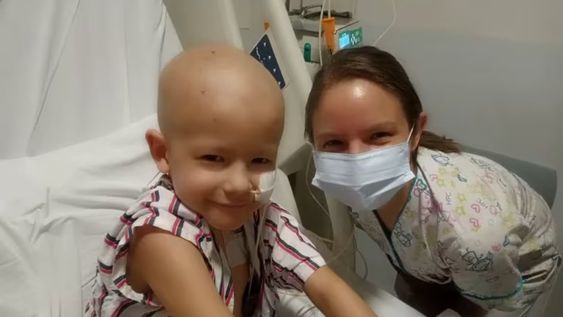 Después de consultar con su pediatra y someterse a diversos estudios, a Ítalo le diagnosticaron leucemia derivada de un linfoma intestinal. El proceso de tratamiento duró casi 160 días. Hoy en día la familia se pone a disposición para quienes necesiten consejos y ayuda.