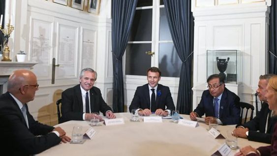 Los presidentes de la Argentina Alberto Fernández; de Francia, Emmanuel Macron y de Colombia, Gustavo Petro; junto a representantes de Venezuela, en París.