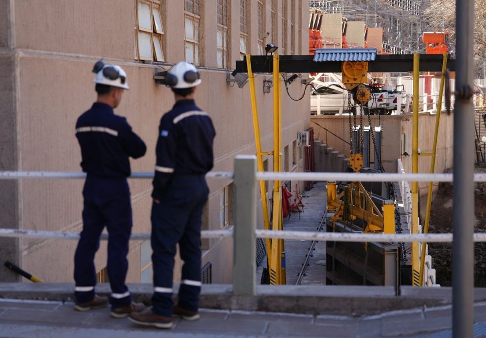 Operarios en la central Nihuil 1, parte del sistema hidroel&eacute;ctrico Los Nihuiles, en San Rafael.&nbsp;
