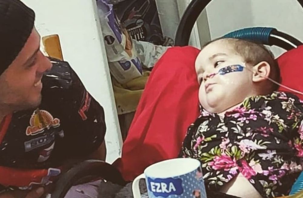 Ezra padecía un tipo de cáncer muy agresivo frecuente en niños. Santi Maratea, a través de una colecta, había conseguido el dinero para el tratamiento.