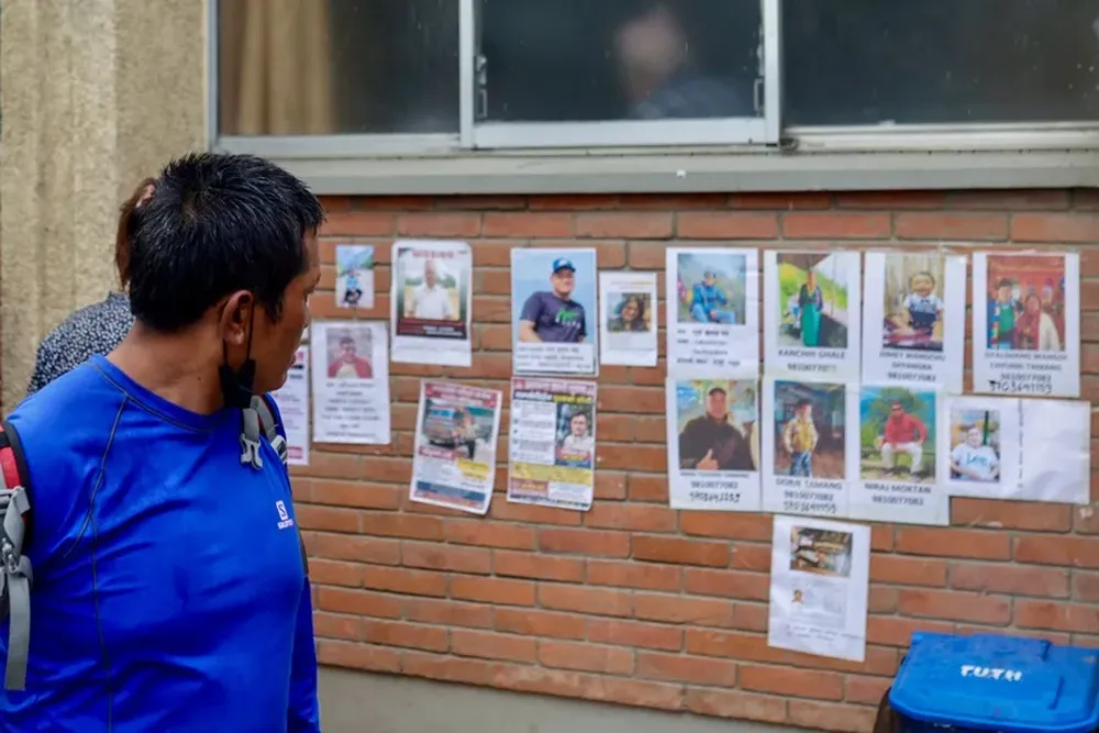 Miles de personas recorren hospitales en busca de sus familiares. 