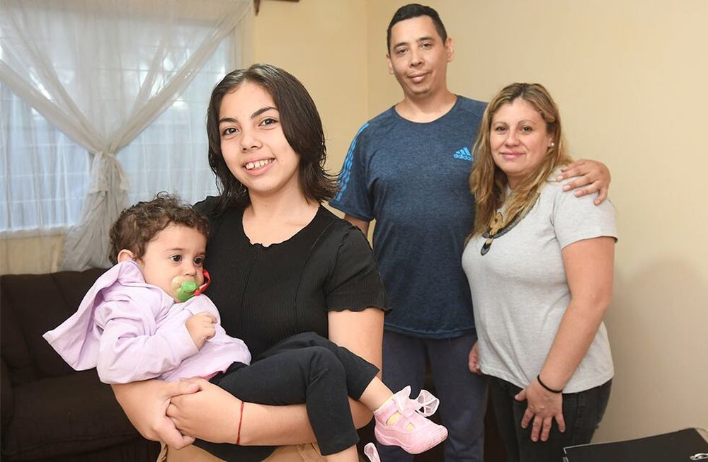 Agustina Julieta Benitez Chana, ganadora de la Beca Adolfo Calle, evento que realiza Diario Los Andes.Agustina junto a su hermanita Sofía y sus padres Federico y Lorena.Foto: José Gutierrez / Los Andes