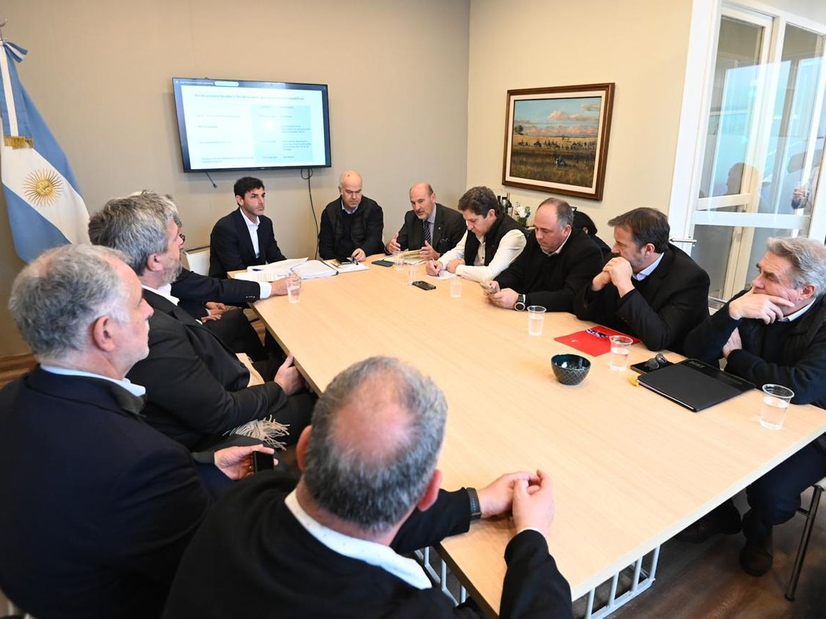 Los ministros de Producción de Mendoza, Rodolfo Vargas Arizu, de San Juan, Gustavo Fernández, y el secretario de Agricultura, Ganadería y Pesca de la Nación, Sergio Iraeta, su jefe de gabinete, Martín Fernández y representantes de entidades vitivinícolas para analizar el futuro del Instituto Nacional de Vitivinicultura (INV).