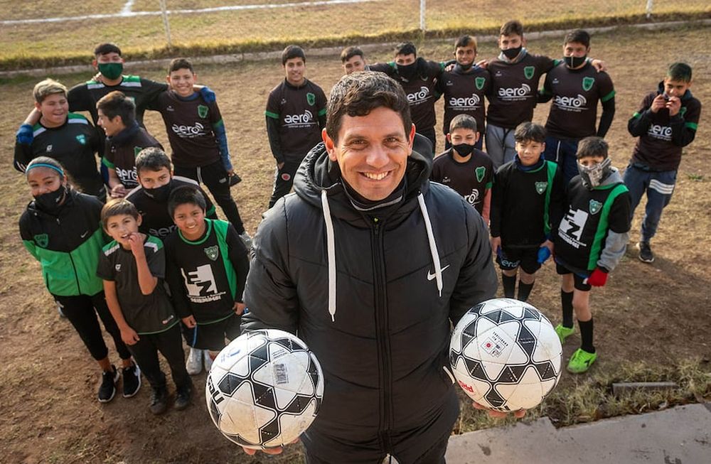 Pablo Morán junto a su padre y hermanos son los creadores del nuevo club de la Liga Mendocina de Futbol. / Ignacio Blanco