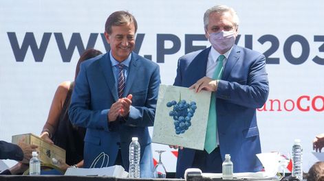 Los Andes | El presidente Fernández recibió varios obsequios durante su presencia de tres horas en Mendoza, entre ellos vinos de alta gama. Hacía una década que un mandatario nacional no venía para la Vendimia.