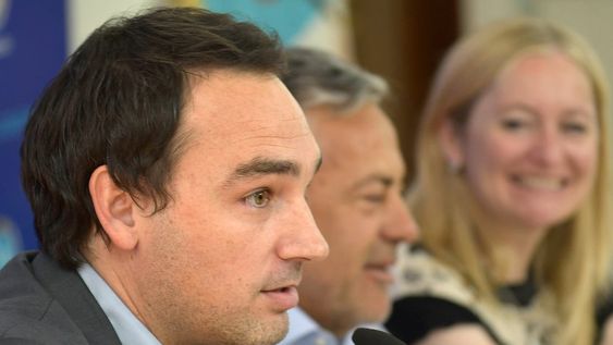 El ministro de Salud y Deportes, Rodolfo Montero junto al gobernador Alfredo Cornejo y la vicegobernadora, Hebe Casado.  Foto: Orlando Pelichotti