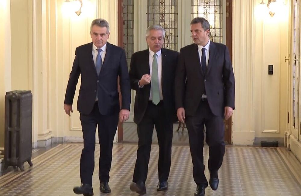 Massa, en modo campaña: prometió una medida de “alivio” en Ganancias. En la foto, junto a su compañero de fórmula Rossi y el presidente Alberto Fernández. / Captura de video