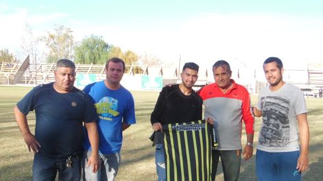 Los Andes | En el centro, Marcelino. El jugador de Lanús no se olvida de sus orígenes. La escuelita de fútbol de Palmira lleva su nombre. / archivo