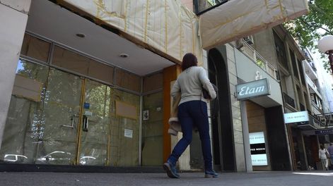 Los Andes | Cada vez mas se observan locales en alquiler y comercios cerrados que funcionaban hasta hace poco tiempo. Foto: Claudio Gutiérrez / Los Andes
