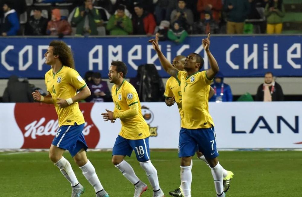Con un gol agónico, Brasil derrotó a Perú en el debut