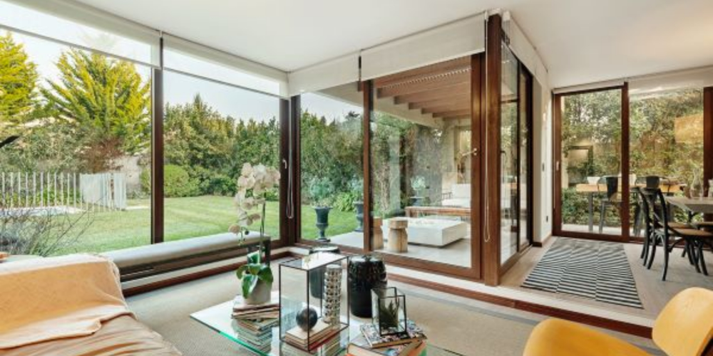 La decoración y arquitectura actual priorizan diseño interior con luz controlada y eficiente