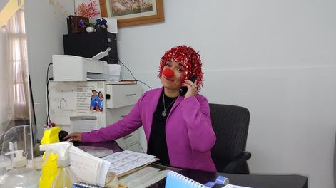 Los Andes | Es secretaria del consultorio médico del doctor Claudio Cascón en San Martín y, durante el Mes del Niño, regala a pacientes adultos mayores algunos obsequios con la idea de conservar la inocencia de la niñez.