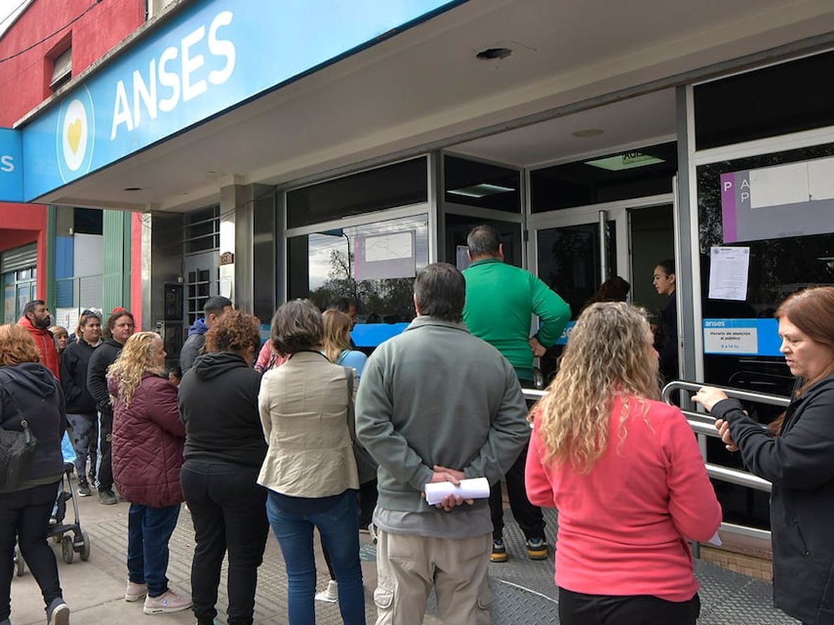 Miles de mendocinos se agolparon en las oficinas de ANSES para tramitar el Ingreso familiar de emergencia (IFE).Foto: Orlando Pelichotti