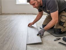 Los pisos de vinilo imitan materiales naturales y ofrecen resistencia durante décadas.