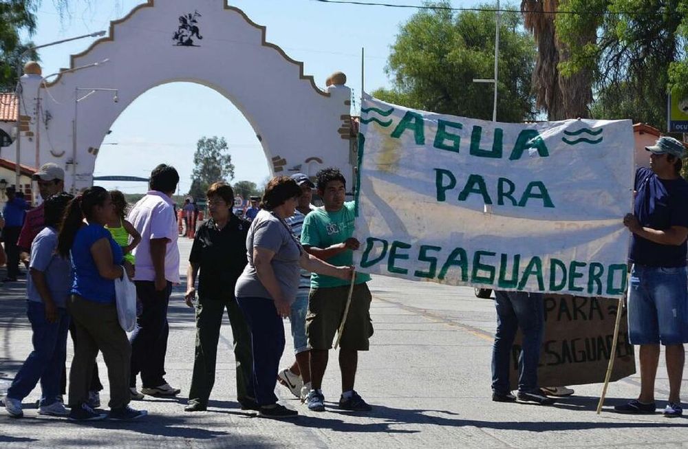 Vecinos de Desaguadero salieron a protestar a la ruta por falta de agua