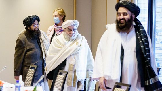 Representantes de los talibanes, Sakhaullah Sayed, Mutiul Haq Nabi Kheel y Amir Khan Muttaqi, durante la reunión entre organizaciones humanitarias noruegas y representantes de los talibanes en Oslo (Stian Lysberg Solum/NTB vía AP/Archivo)