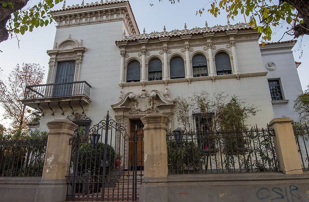 Entre las obras de Ramos Correas está la casona de Angelino Arenas, en Emilio Civit y Boulogne Sur Mer, frente a los portones del parque.
