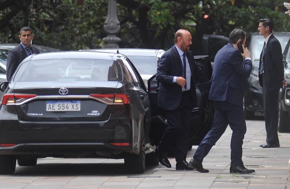 Los gobernadores ingresan a la Casa Rosada para reunirse con Javier Milei. (Foto: Federico López Claro)