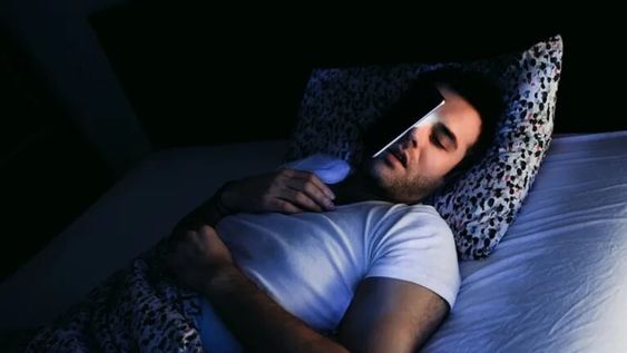 Expertos advierten que las tendencias virales del sueño podrían no causar daños inmediatos, pero es recomendable consultar a un médico si se padecen problemas para dormir.