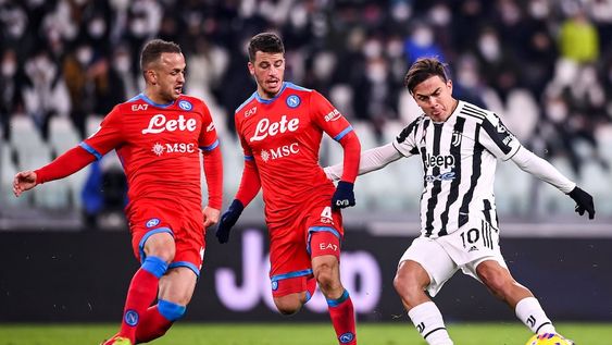 Paulo Dybala, delantero cordobés de Juventus de Italia en el partido ante Napoli. (AP)