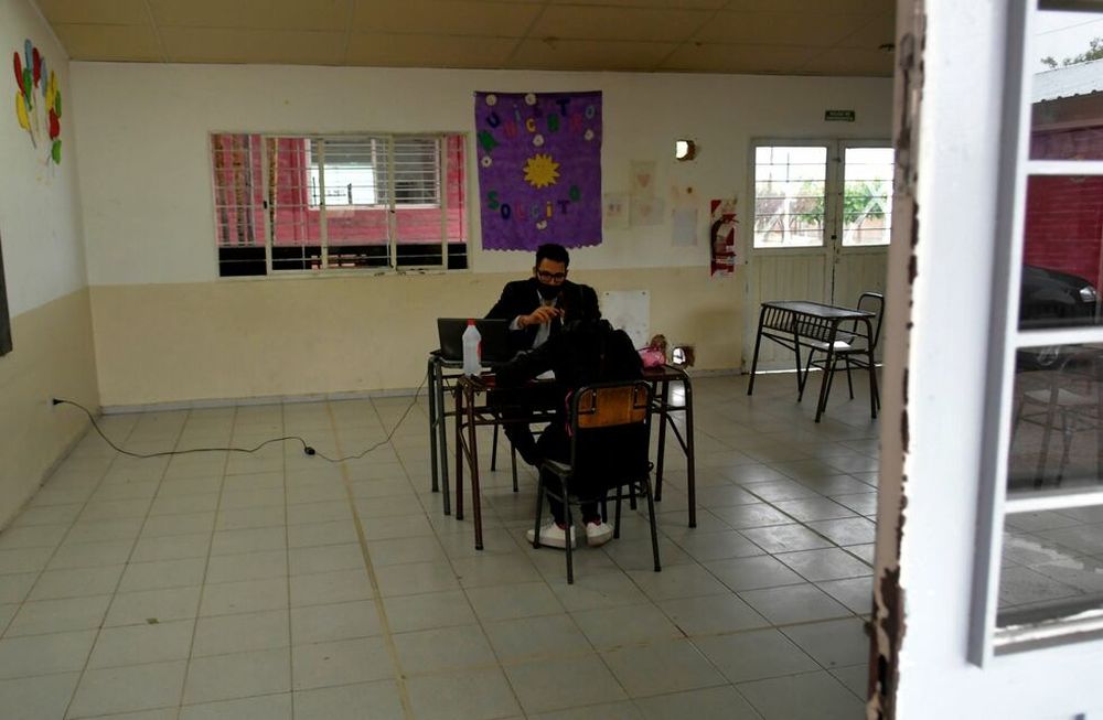 José Thomas, confirmó que el ciclo lectivo 2021 iniciará las clases el 1 de marzo del próximo año en las escuelas de Mendoza con la “mayor presencialidad posible” / Orlando Pelichotti