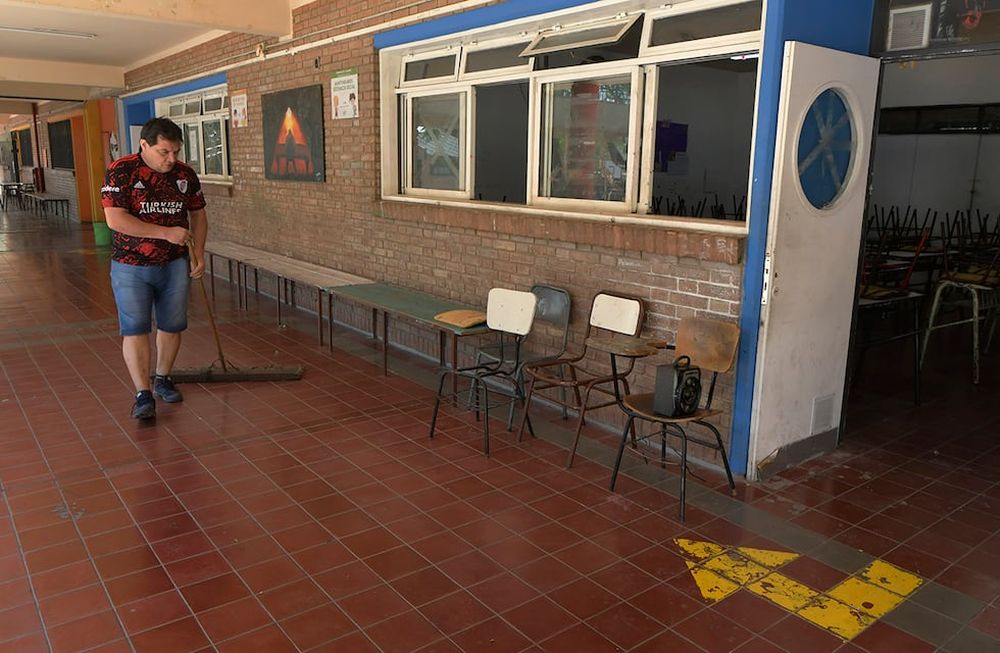 Ultima semana de las escuelas abiertas. Los celadores limpian y mantienen la escuela José Vicente Zapata, después de un año intenso de cursado. | Foto : Orlando Pelichotti / Los Andes