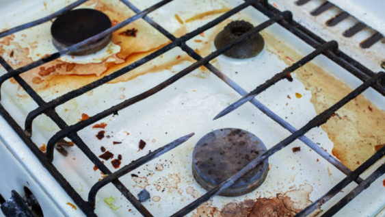 El peligro de no limpiar el horno: cómo evitar incendios y cuidar tus pulmones con sal de mesa.