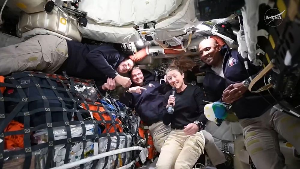 &nbsp;Imagen distribuida por la NASA que muestra a los cuatro astronautas de Artemis II dentro de la nave Orión