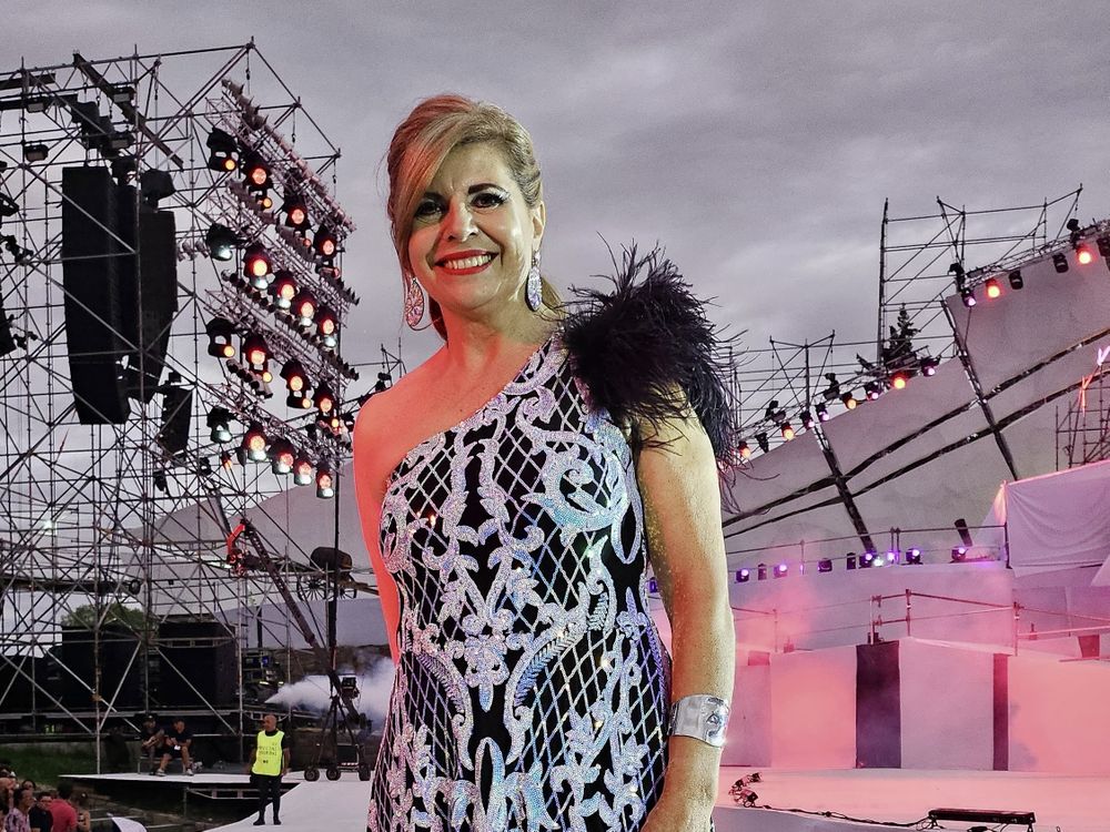 La querida periodista Laura Carbonari fue confirmada como una de las conductoras del Acto Central de la Fiesta Nacional de la Vendimia, en un nuevo reconocimiento a su trayectoria periodística y su vínculo histórico con la celebración.