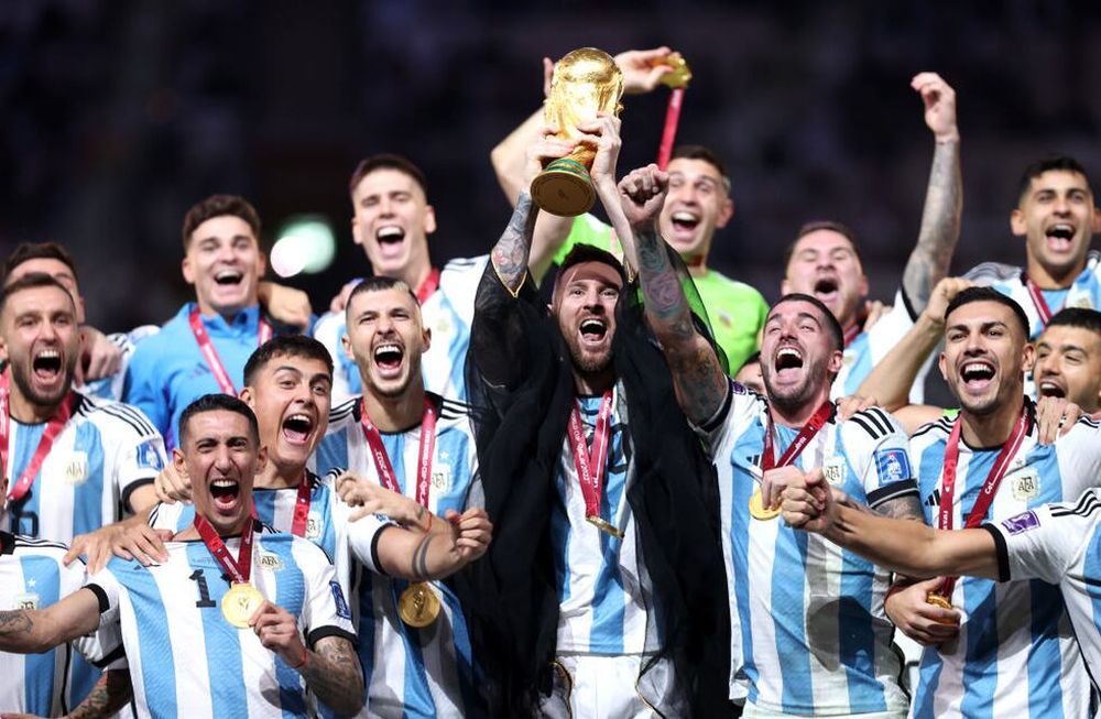 Leo Messi, Campeón del Mundo, levantando la copa.