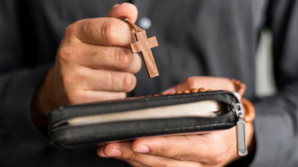 Estafa divina: vendían oraciones religiosas creadas con inteligencia artificial y juntaron más de U$D 500 mil