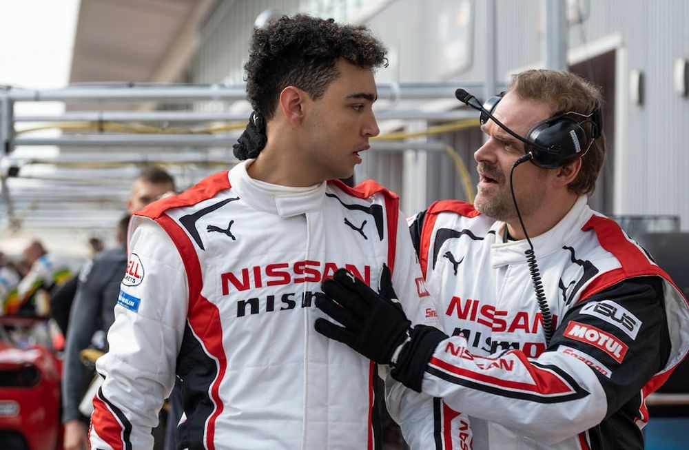 En esta imagen proporcionada por Sony Pictures, Archie Madekwe, izquierda, y David Harbour en una escena de Gran Turismo. (Gordon Timpen/Sony Pictures vía AP)