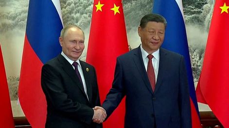 Los Andes | Vladimir Putin y Xi Jinping, presidentes de Rusia y China respectivamente, se saludan durante la conferencia conjunta que dieron este jueves en Pekín.