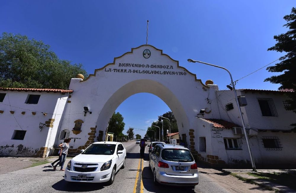El tradicional cartel no sólo da la bienvenida a los turistas desde 1936 sino que identifica a la provincia como “la tierra del sol y del buen vino” en el mundo. Foto: Los Andes