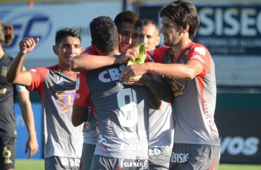El festejo de Arsenal de Sarandí tras la clasificación a la zona campeonato.
