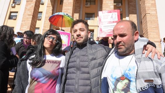 Kitty, José y Matías, padres y hermano de Florencia Romano, en una de las manifestaciones para pedir justicia. | Foto: Archivo / Los Andes