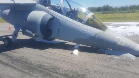 Un avión Pampa III tuvo que aterrizar de emergencia n Córdoba tras sufrir un desperfecto en el tren de aterrizaje.