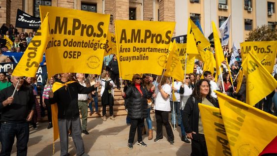 Con Ampros a la cabeza, gremios estatales se concentran en Casa de GobiernoLos sindicatos que rechazaron las ofertas salariales presentadas por el Ejecutivo se reunieron en la explanada de Casa de GobiernoFoto: Ignacio Blanco / Los Andes